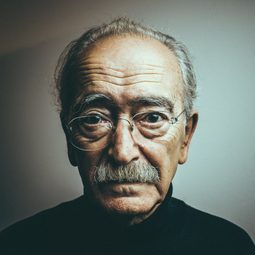 José Mário Branco 飾演 Mouzinho