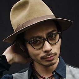 新倉健太 飾演 Koji