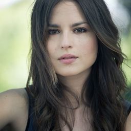 伊凡娜·洛蒂托 飾演 Claudia Loi