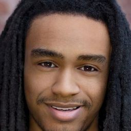 Khalil Middleton 飾演 Kofi