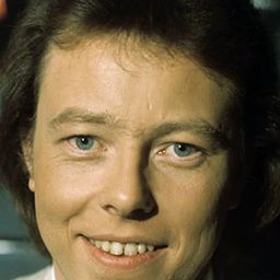 Peter Skellern - 御準神偷演員 飾演Pianist