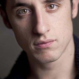 巴斯蒂安烏蓋托 飾演 Alex