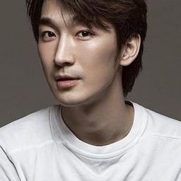 鄭家彬 飾演 Marketing Director