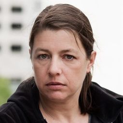 Tilla Kratochwil 飾演 Guard