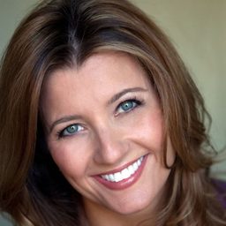 Heidi Fielek 飾演 Layla