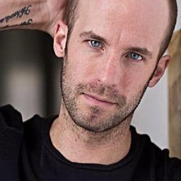 Ash Catherwood 飾演 Mouthwash buyer