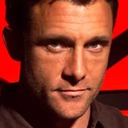 Justin Carroll 飾演 Larry / Hippy