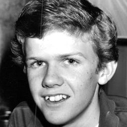 勞伯·麥諾頓 飾演 Creative Writing Teacher