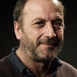 Patrick Pineau 飾演 Stéphane