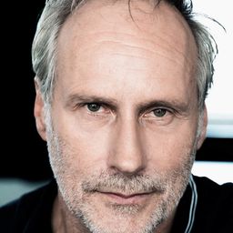 Wolfram Koch 飾演 Hans