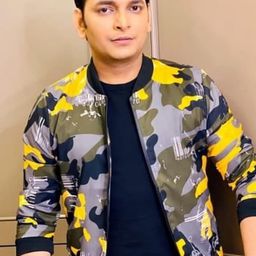 Paritosh Tripathi 飾演 Devi Prasad