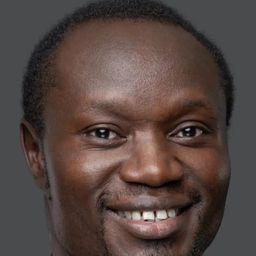 Peter Kawa 飾演 Pastor