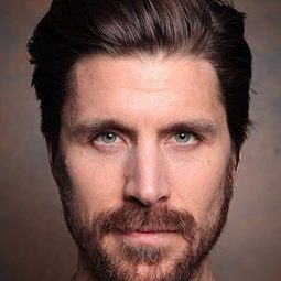 Ryan Caldwell 飾演 Charlie Sparks