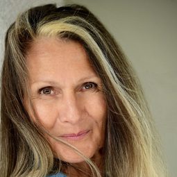 Linda Cushma - 房屋出租演員 飾演Gladys