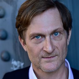 Jörn Hentschel 飾演 Dominik