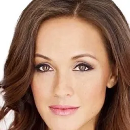 克莉絲多·洛伊 - 絕命嶺演員 飾演Dr. Nina Preston