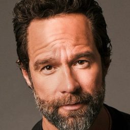 克里斯·達瑪托普拉斯 飾演 Sotto Voce