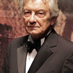 Arturo Bonín 飾演 Ernesto