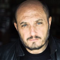 Duccio Camerini 飾演 Luciano Moggi