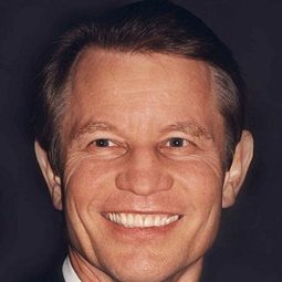 麥可·約克 飾演 Brian Roberts