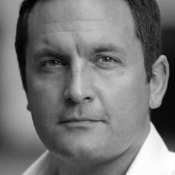 Joel Beckett 飾演 Kenny