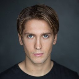 Jamie Bacon - 貯藏者演員 飾演Wayne