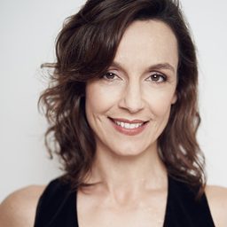 Carla Maciel 飾演 Maria Gusmão