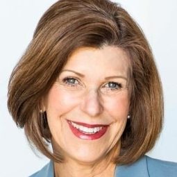 Judy Kain 飾演 Lois