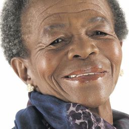 Mary Twala 飾演 Esther