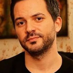 Ömür Cedimağar 飾演 Billy Billy