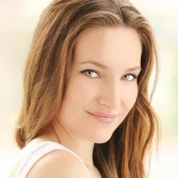 Sari Mercer 飾演 Rose / Lisa