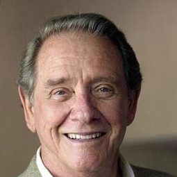 李察·克雷那 飾演 Trautman