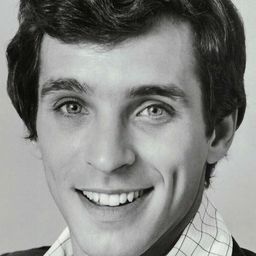 Mark LaMura 飾演 Randolph