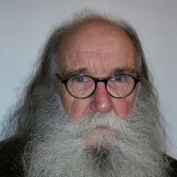 Jean Drolet 飾演 Alma's Grandfather