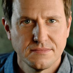 Mike Lutz 飾演 Mikel