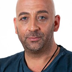 Ümit Çırak 飾演 Necati