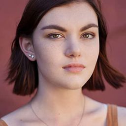 Shannon Berry 飾演 Waitress