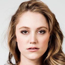 瑪嘉·夢露 飾演 Kenna Rowan