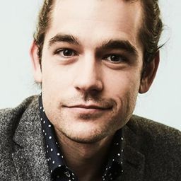 Jason Ralph 飾演 Sebastian