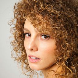 艾絲特艾科坎 飾演 Thais