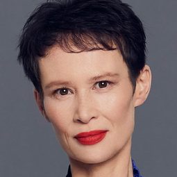 Suzie Collier 飾演 