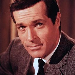 Frederick Stafford 飾演 Captain Paul Stevens