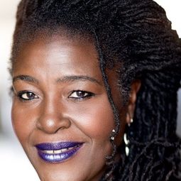 Sharon D. Clarke 飾演 Kindred (Mother)
