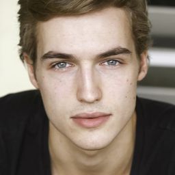 Trevor Stines 飾演 Rick Rhodes