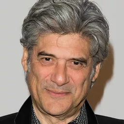 喬治·柯拉費司 飾演 Stefanos