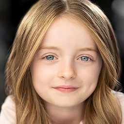 Emma Oliver 飾演 Carter