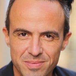 Ivo Canelas 飾演 Ramiro