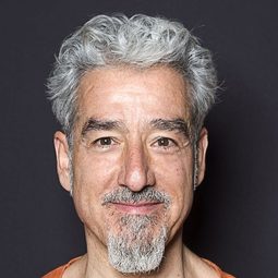 Sergio Pazos - 呂西斯特拉忒演員 飾演Oficial Bitón