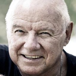 Russell Newman 飾演 Det. Riley