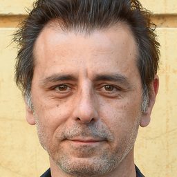 Giordano De Plano 飾演 Simone